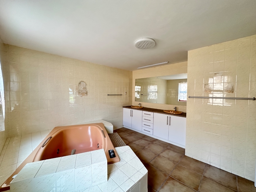 5 Bedroom Property for Sale in Bayview Western Cape